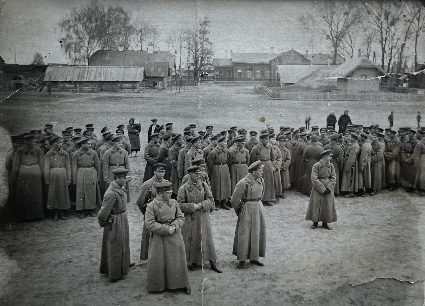 Строй пограничников в шинелях на площади посёлка, 1930-е